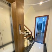Hoàng Cầu - Đặng Tiến Đông: Nhà 7 tầng, thang máy, ô tô đỗ cửa, 2 thoáng trước - sau, chỉ 13.7tỷ
